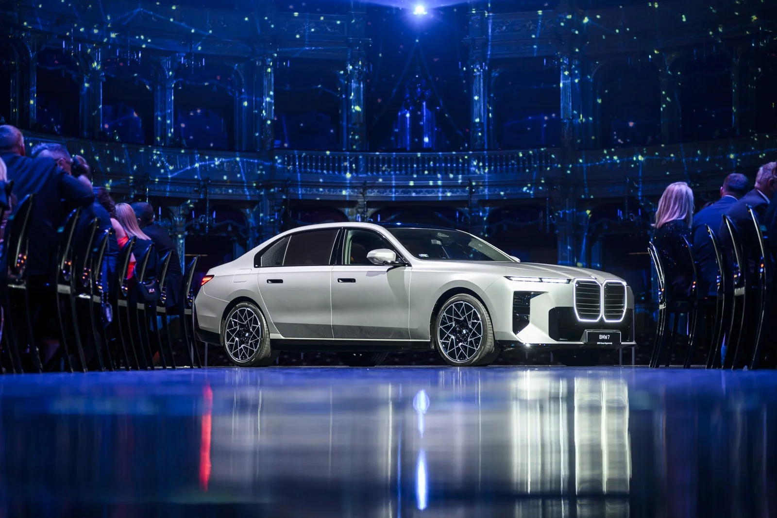 BMW представила 7 серию и Speedtop на сцене Будапештской оперы
