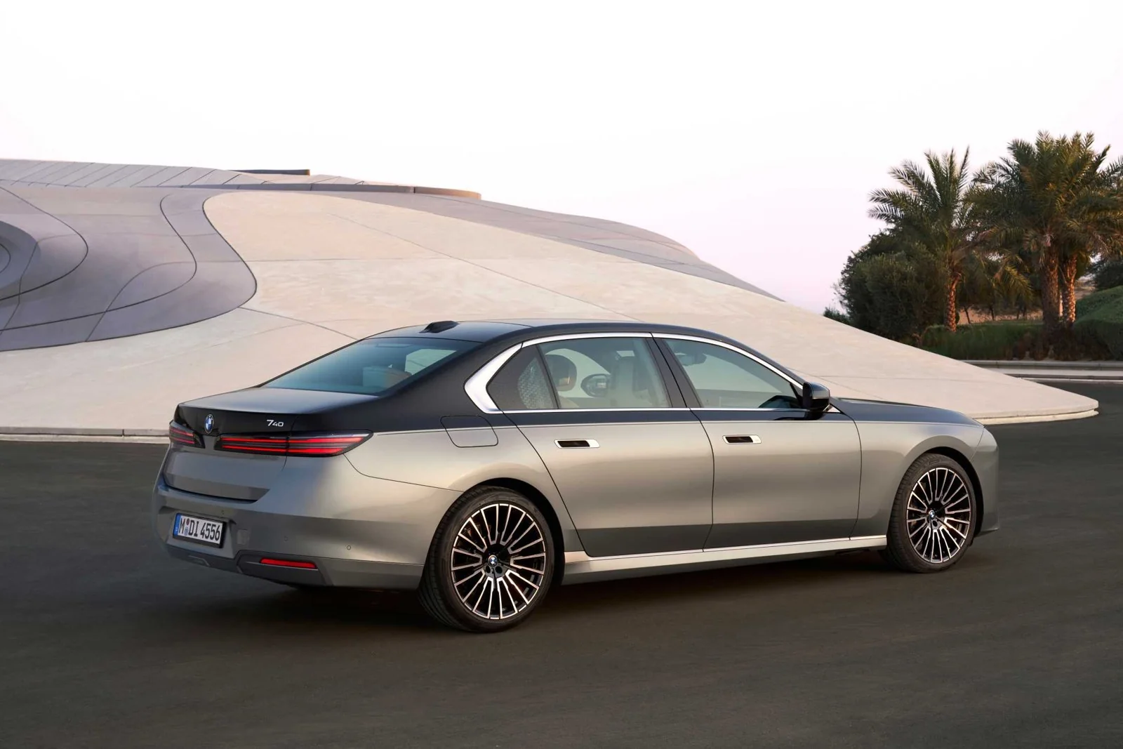BMWBLOG выбрал шестицилиндровый 740 xDrive после теста обновлённой «семёрки»