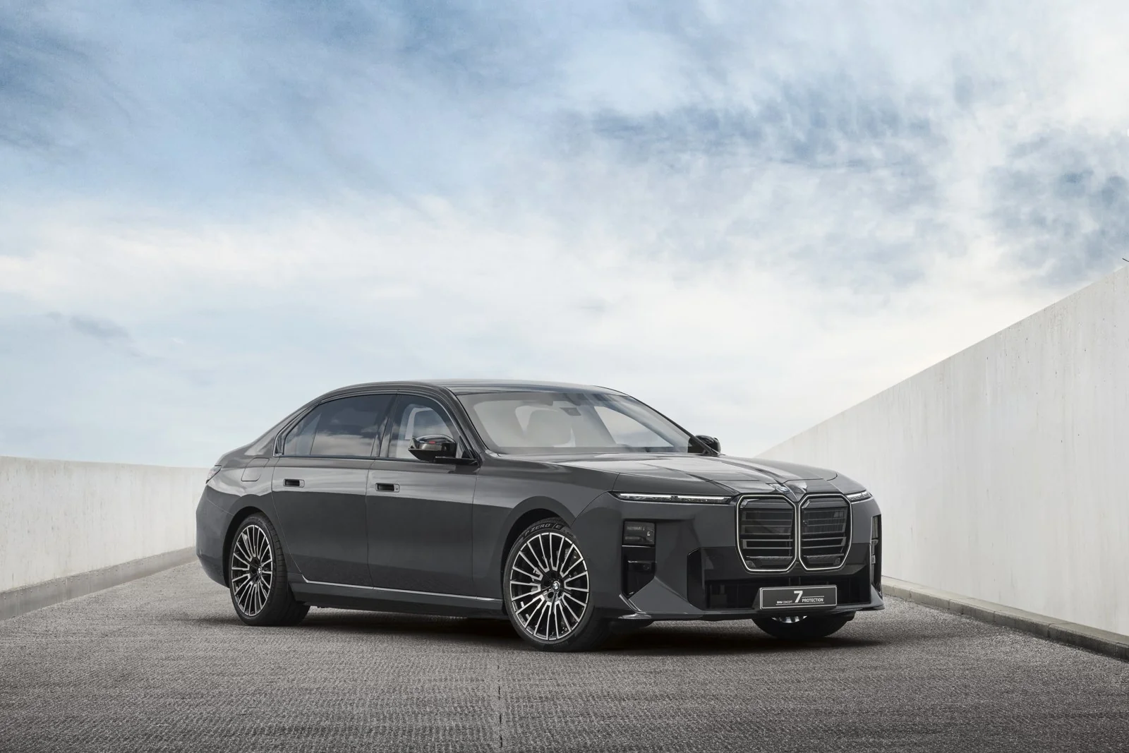 BMW показала Concept 7 Protection с гибридной установкой и защитой BayB
