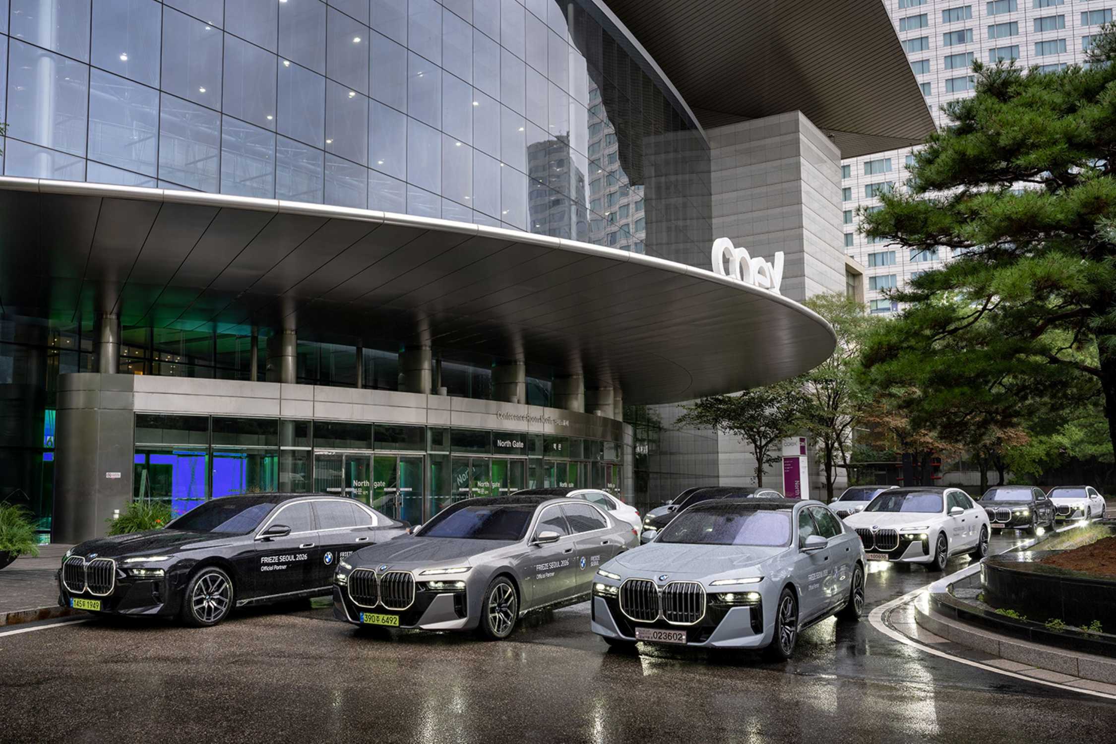 BMW 7 Series и i7 обеспечили трансфер на Frieze Seoul