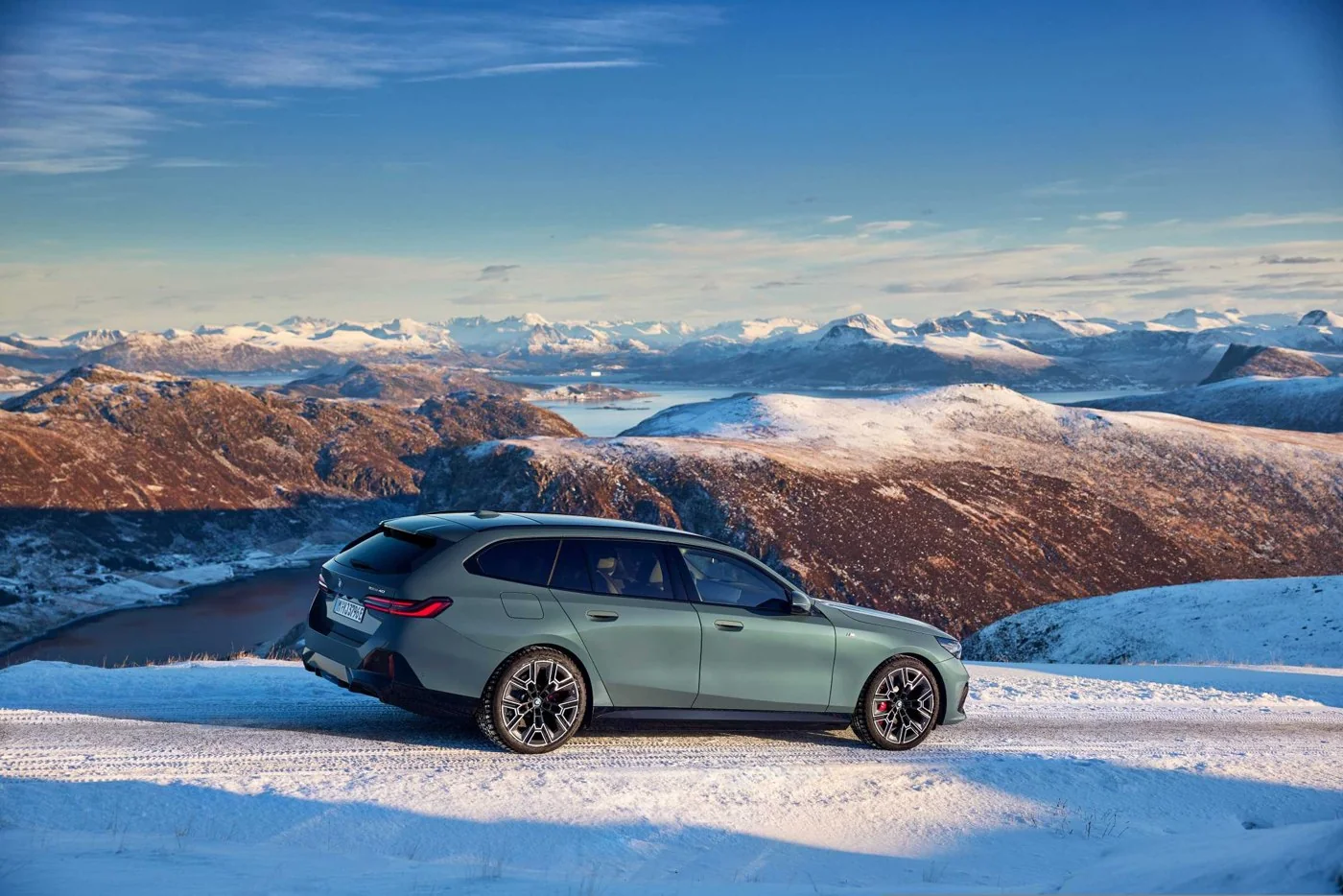 Auto Express оценил дальность BMW i5 Touring eDrive40 в разных условиях