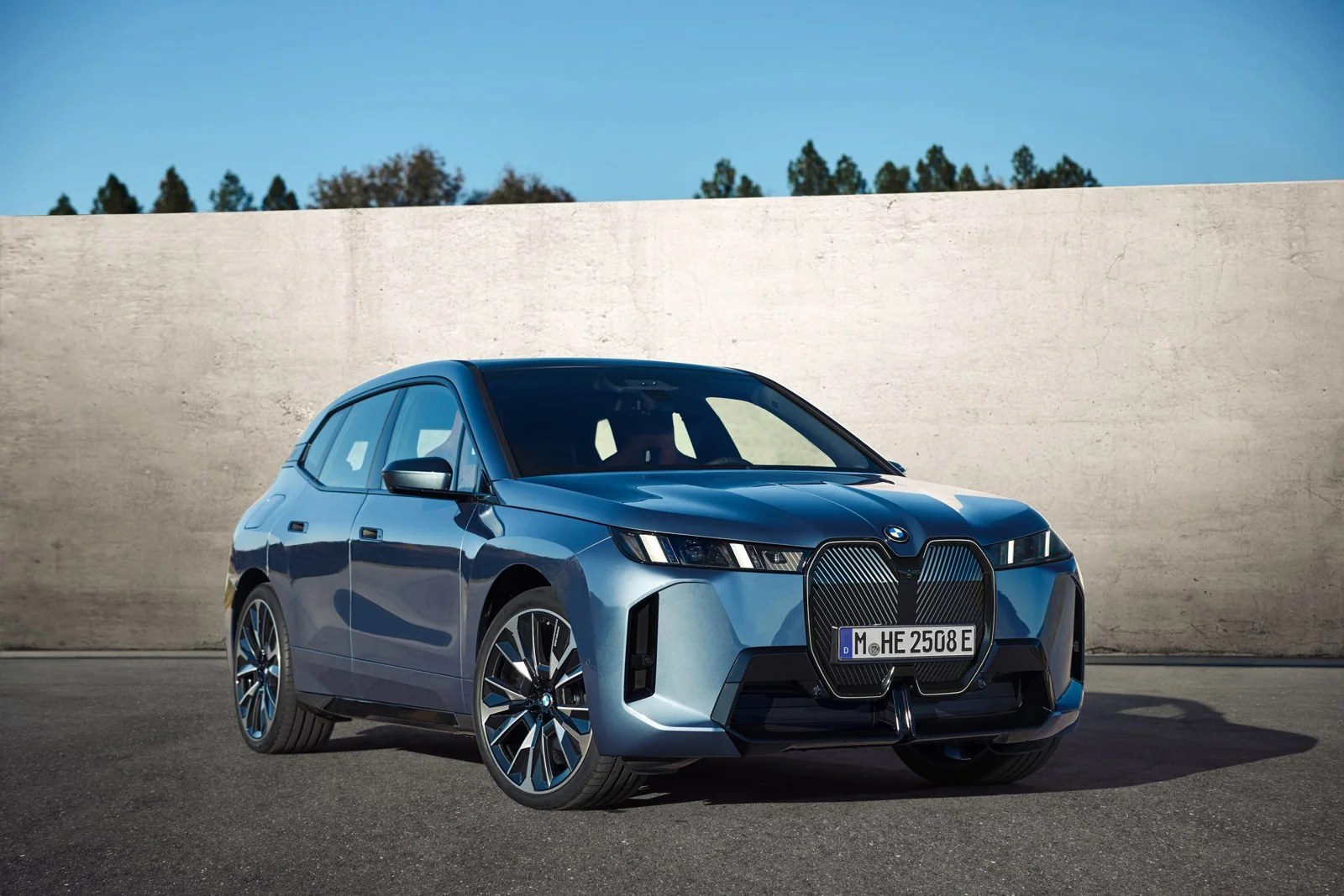 BMW iX в Италии: xDrive45 стоит от 86 000 евро, M70 — 131 000 евро