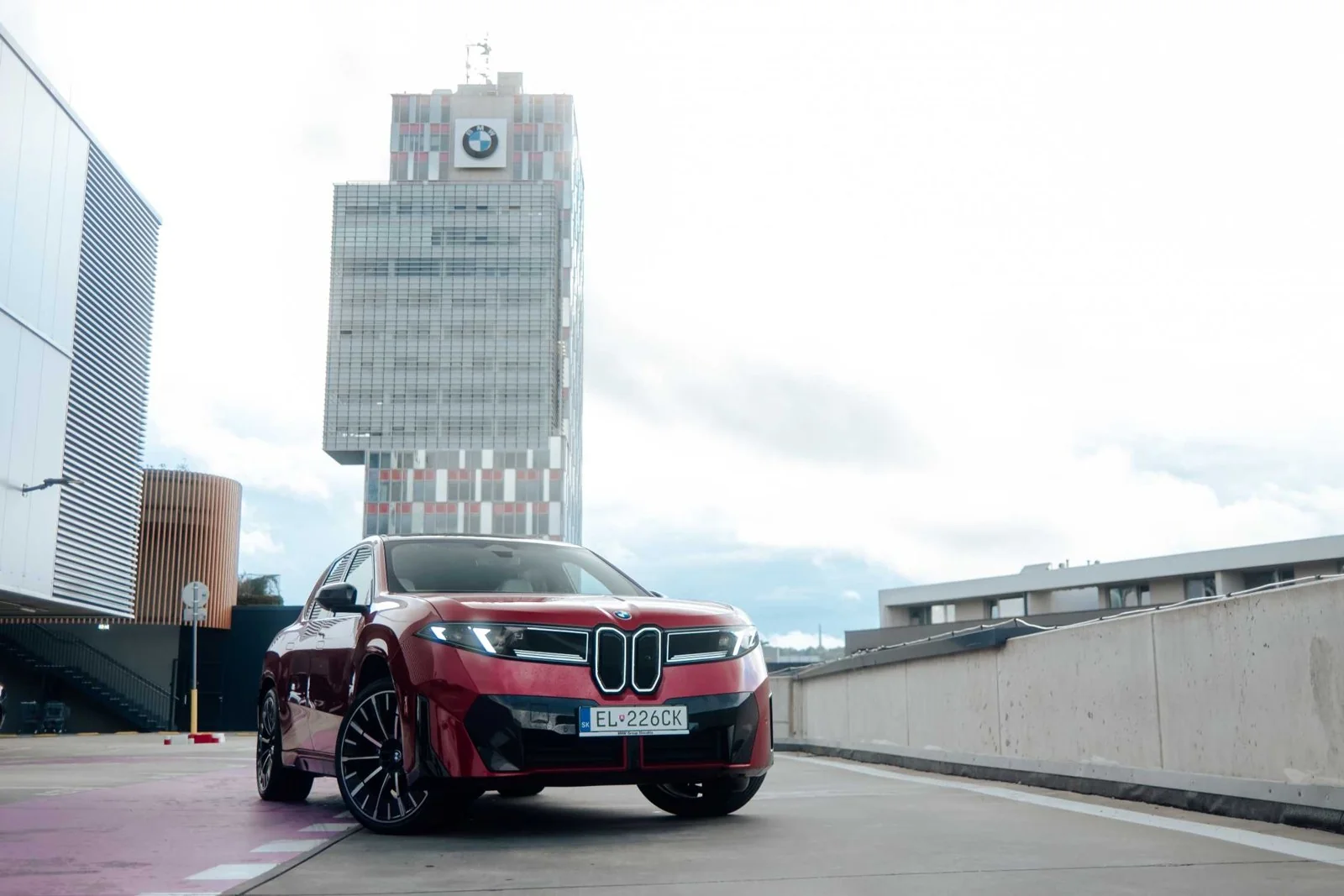 BMW iX3 выиграл голосования жюри и публики в Auto Roka Slovensko 2026