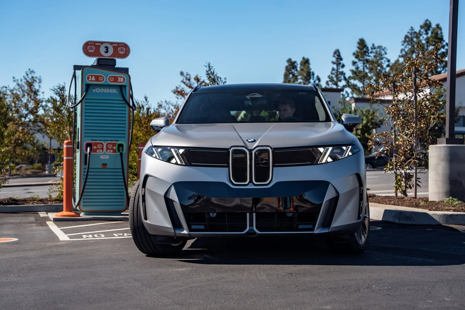 BMW показала зарядку iX5 мощностью до 460 кВт вместе с IONNA и Alpitronic