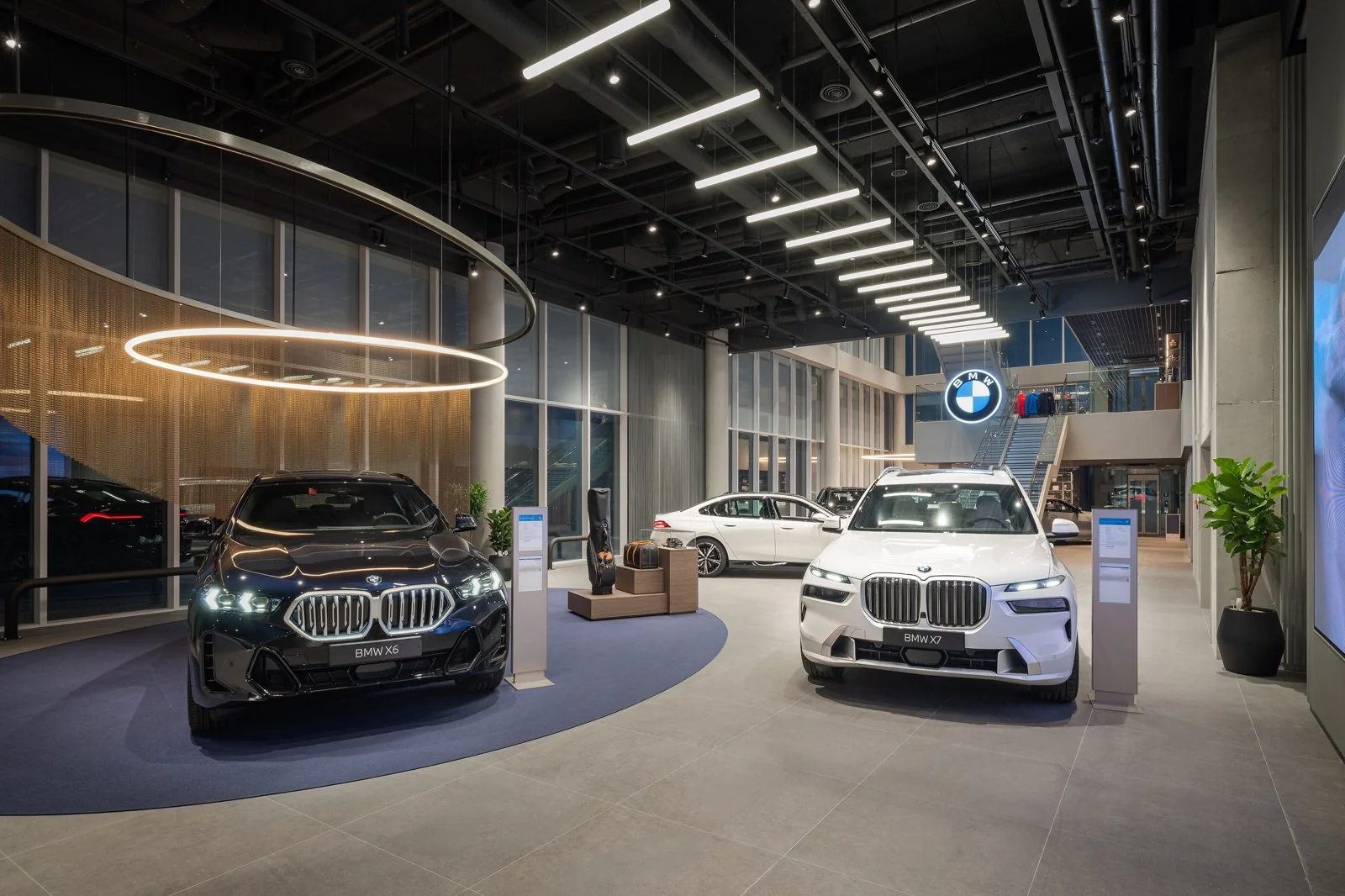 В корейском Кояне обновили салон BMW Jayuro с гаражом M Performance