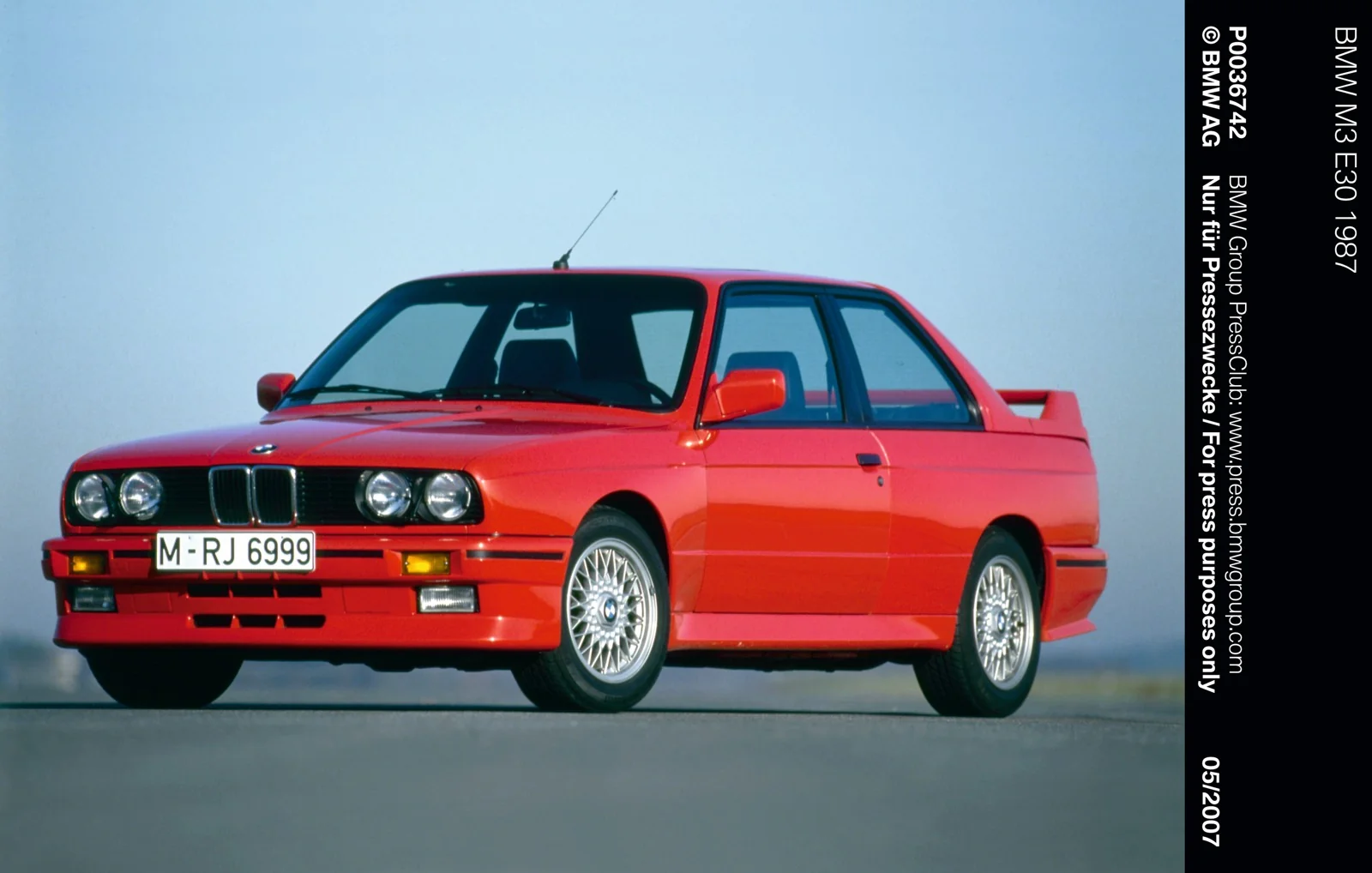 BMW отметила 40-летие M3: шесть поколений от S14 до Touring