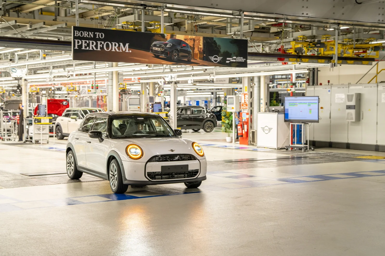 BMW выполнила миллион перемещений автомобилей без водителей на заводах