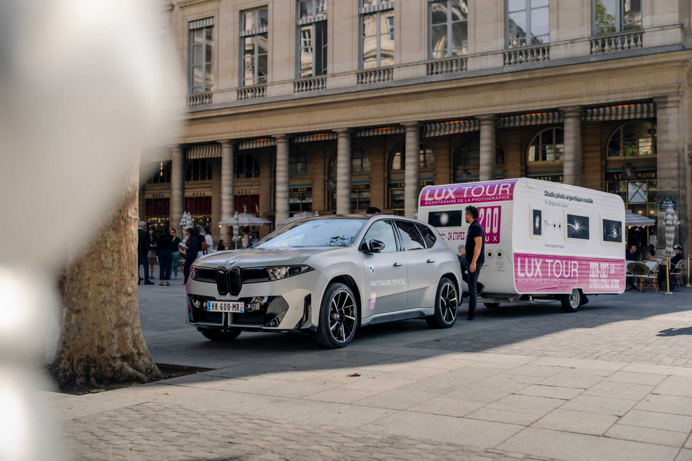 BMW iX3 помогает передвижной фотолаборатории LUX Tour