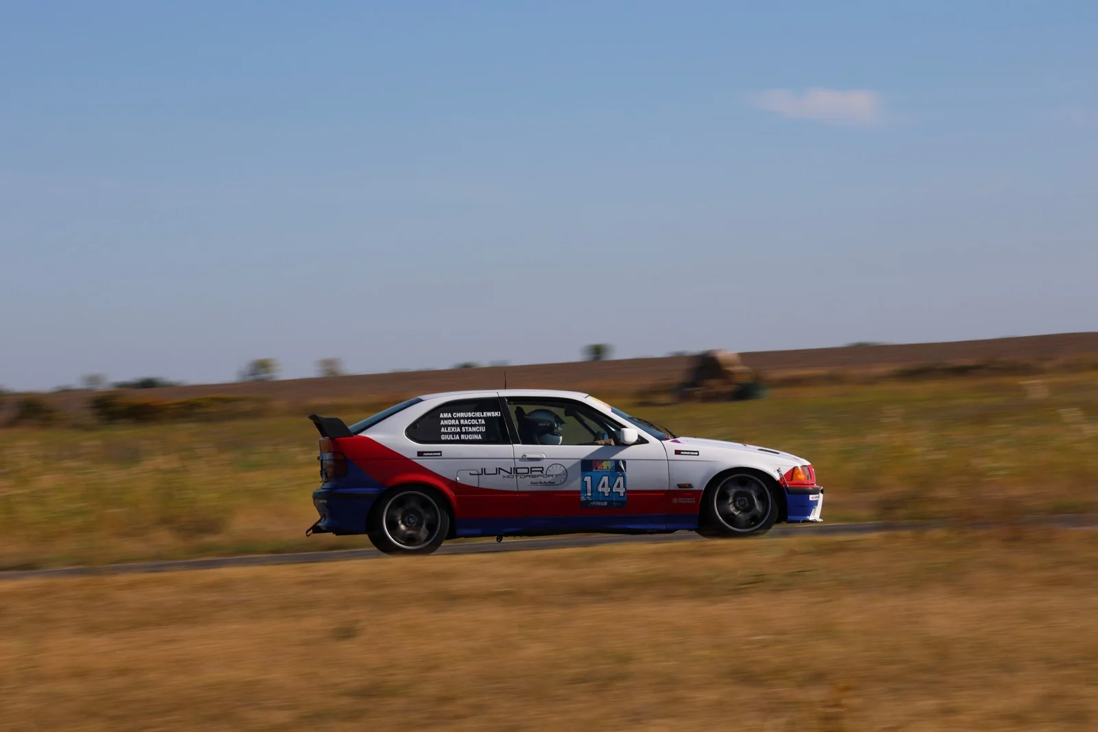 Женский экипаж Junior Motorsport Amazons готовит BMW E36 к Hockenheim 1000 km