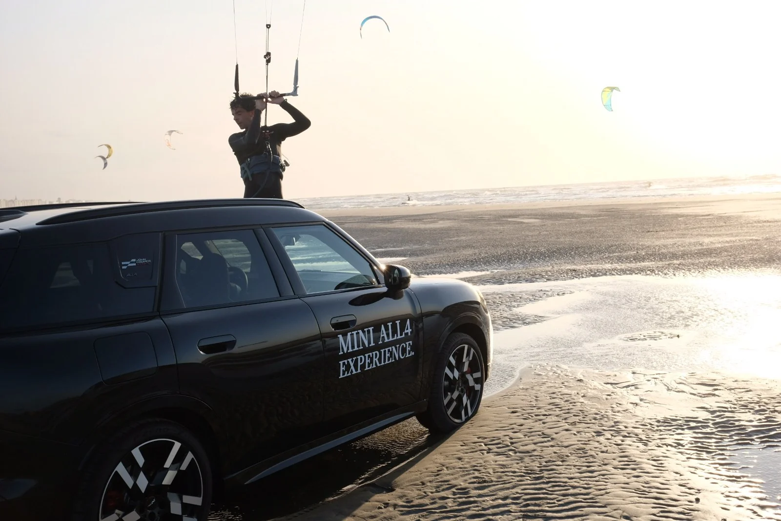 MINI поддержала благотворительный кайтсерфинг вдоль побережья Бельгии