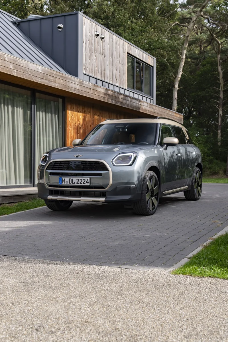 MINI появилась в дилерском центре Infinity Cars в Нави-Мумбаи