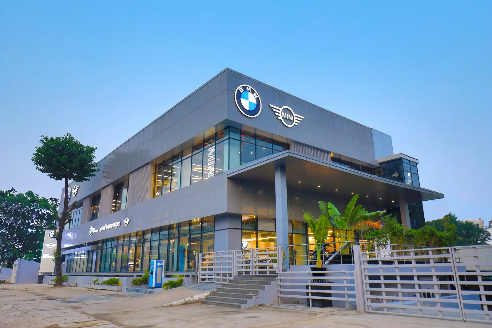MINI вышла на рынок Лакхнау: три марки BMW Group объединили в Speed Motorwagen