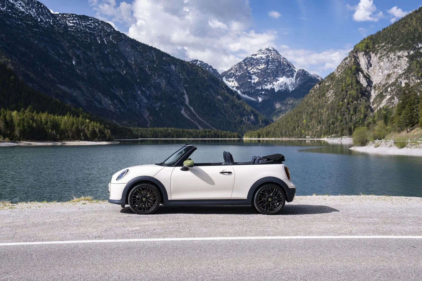 MINI открыла предзаказы на три бензиновые Paul Smith Edition в Китае